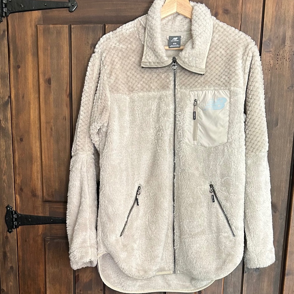 NWOT. New Balance Sherpa Fleece Jacket Cozy Neutral Athleisure Zip Up M
